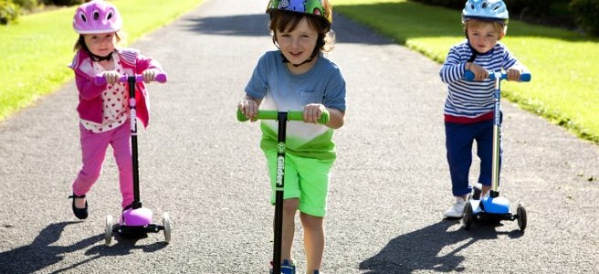 Nên chọn loại xe cho bé nào giữa xe trượt scooter và xe lắc tay?
