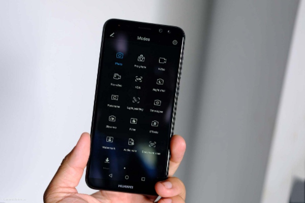 Huawei Nova 3e smartphone “tai thỏ” rẻ nhất hiện nay ra sao?