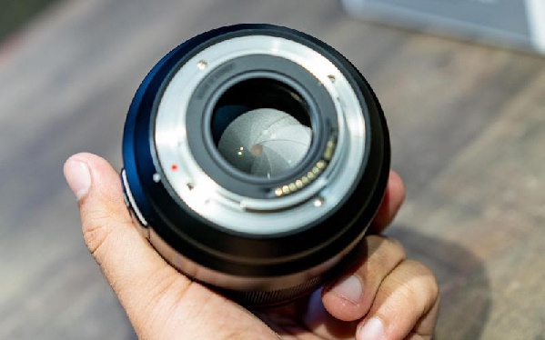 Samyang vừa tung ra chiếc ống kính mới dành riêng cho Canon FF