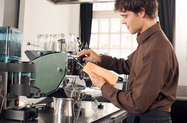 Nên chọn máy pha cà phê nào tốt nhất cho gia đình, tiệm cà phê?