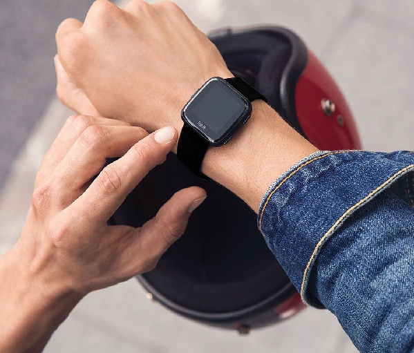 “Cân não” mua sắm giữa Apple Watch Series 4 và Fitbit Versa