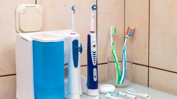 Nên lựa chọn thế nào giữa bàn chải đánh răng điện và bàn chải thường?