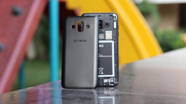 Mục sở thị chiếc smartphone trang bị camera kép có giá dễ chịu nhất của Samsung
