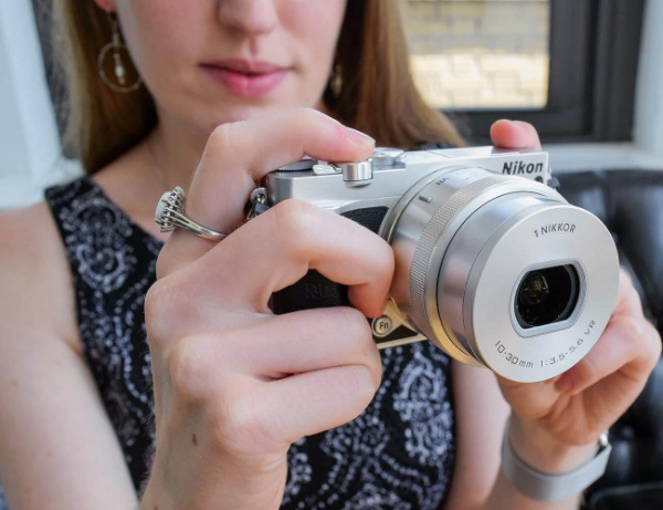 Nikon 1 J5 chiếc máy ảnh hoài cổ dành cho người mới bắt đầu