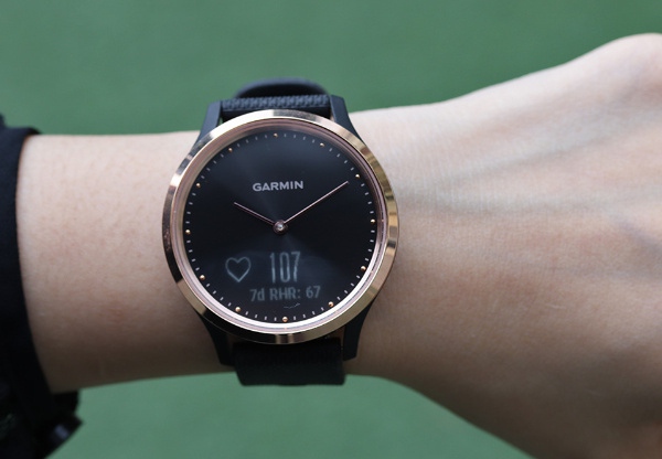 Thời trang và công nghệ với smartwatch Garmin VivoMove HR Sport